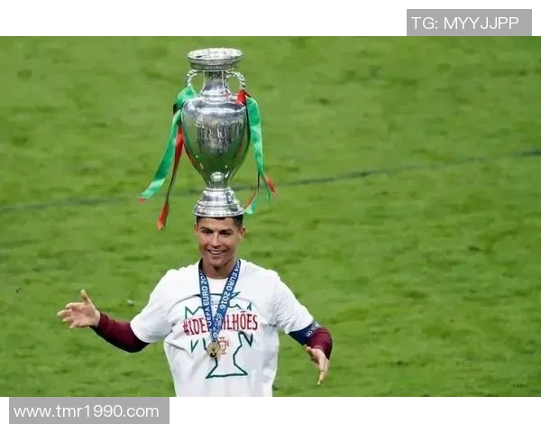 诺伊尔：德国足球传奇门将的职业生涯与个人成就解析