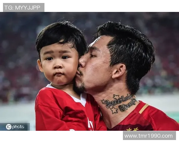 足球巨星携萌娃亮相引热议 父爱满满温馨时刻曝光